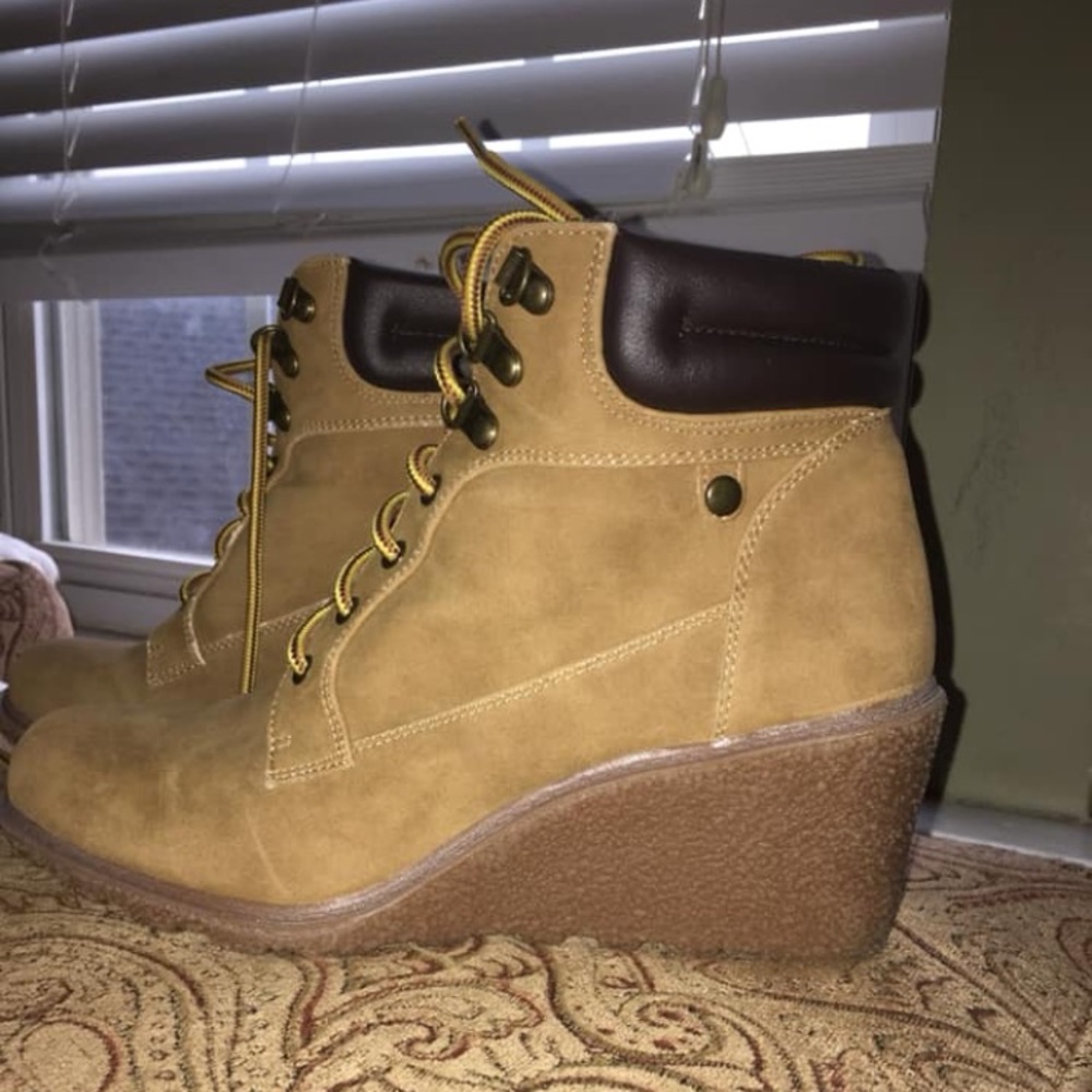 UnionBay size 9 1/2 wedge boots